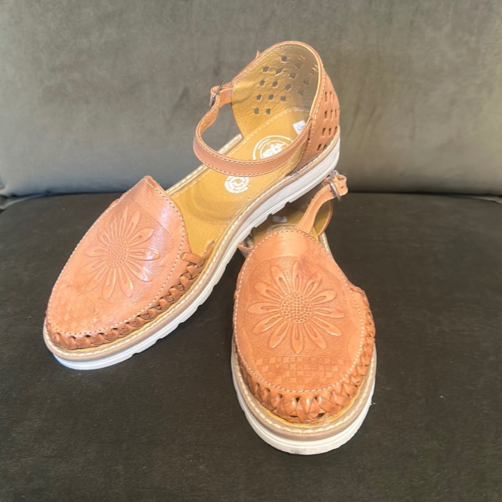 Women’s Macarena Sandler